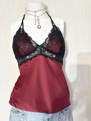 Vinröd satintopp med spetsdetaljer - Vinröd satintopp med spetsdetaljer
