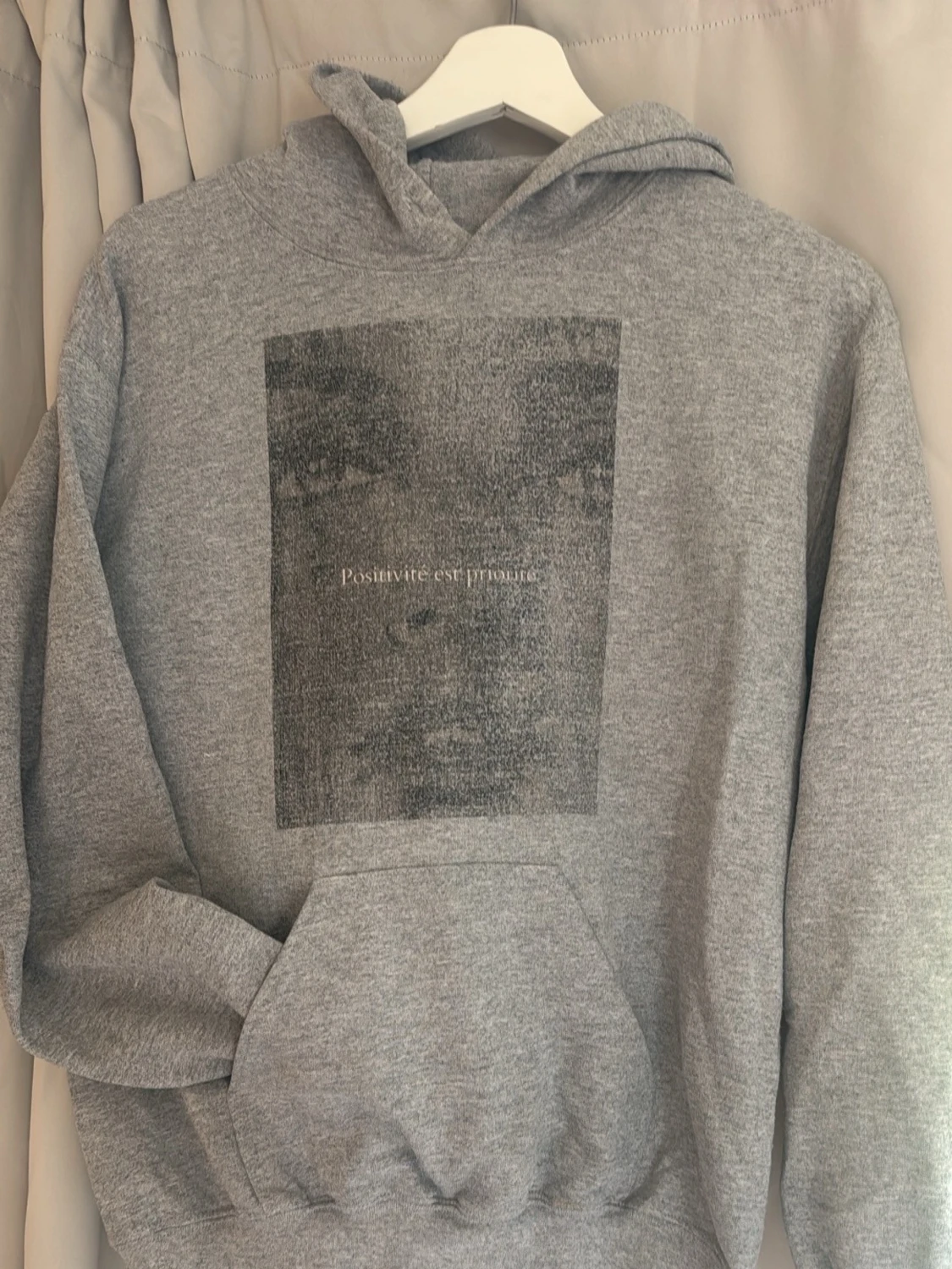 Grå hoodie med tryck