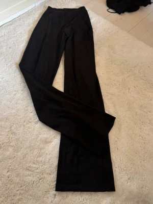 Svarta avtive byxor från madlady - Snygga svarta kostymbyxor med rak passform, är active från madlady så de är jätte skönt stretchigt material men ser ut som vanliga snygga kostymbyxor. Aldrig använda endast testade. Jag är 178 och de är super långa på mig