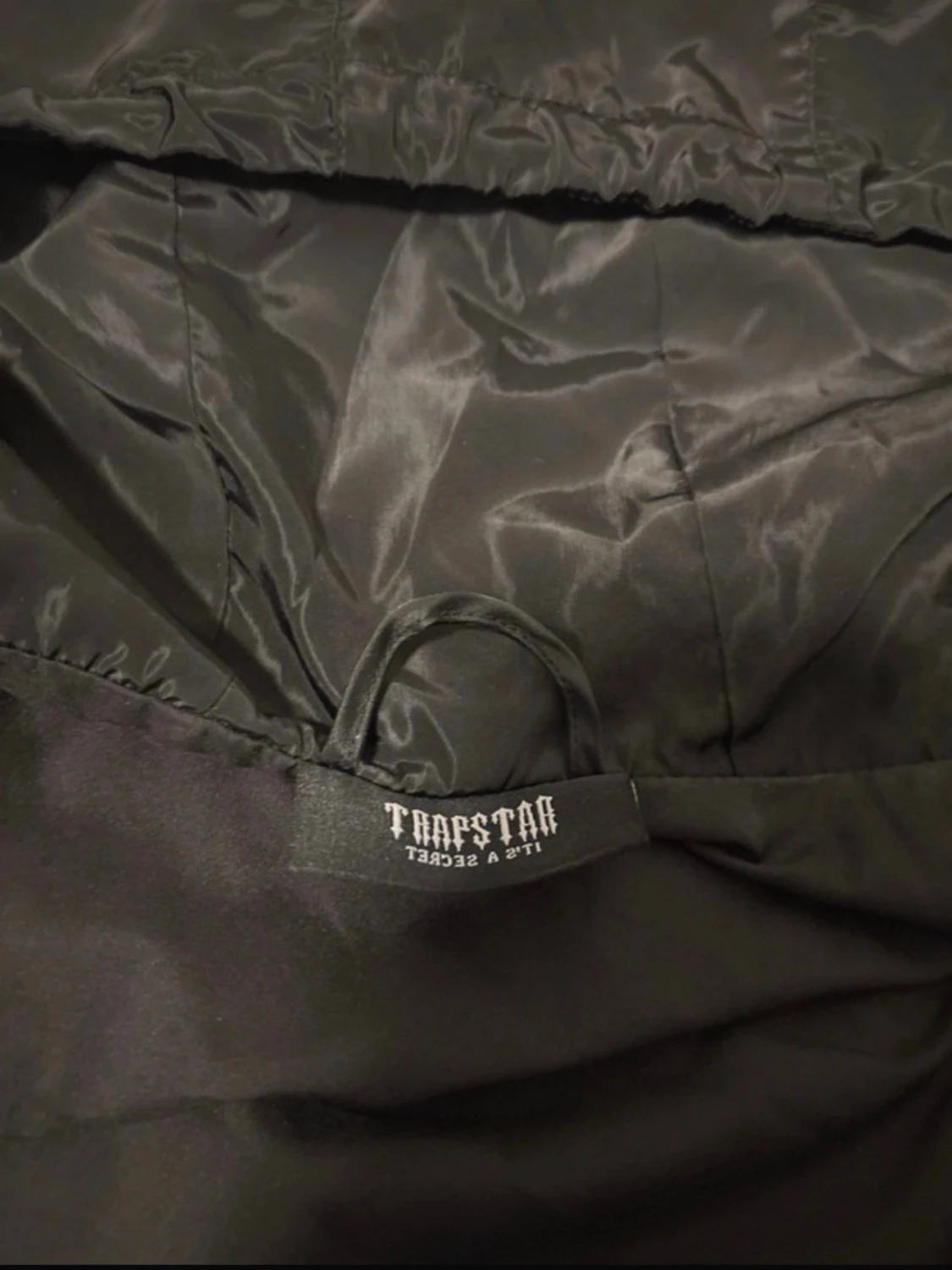 Svart vindjacka med huva från Galagowear - 2