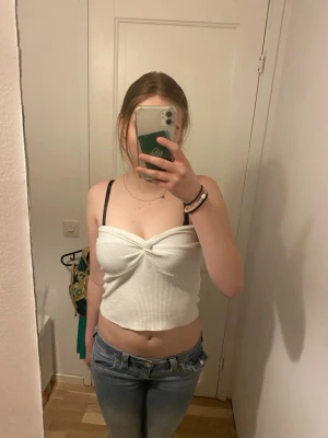 Vit ribbad tube top - Säljer denna vita, ribbade tupe toppen från Shein i strlk S i mycket bra skick. Lappen är bortklippt. Kontakta mig vid frågor🥰