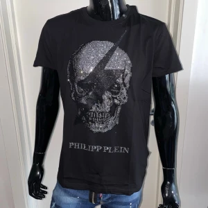 Philipp Plein T-Shirt, Svart, Storlek M - Helt ny, högkvalitativ replika. Skyltdockan på bilden är 175 cm lång och bär storlek medium  Pris: 899  Leverans: Skickas inom 24 timmar  Observera: Begränsat antal i lager – först till kvarn gäller  