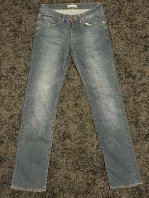 Acne Studios Jeans - Tjena! Säljer nu ett par feta Acne Studios Jeans i storlek 29/32, dem har en snygg tvätt och sitter slimfit. Dessa jeans kostar ca 3000 nya men jag säljer för endast 399. Kom gärna med frågor och priset är ej hugget i sten!