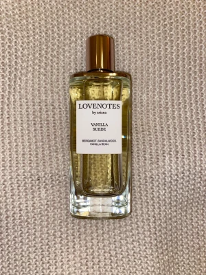 Lovenotes Vanilla Suede parfym - En parfym från Lovenotes by Ariana Grande i doften Vanilla Suede. Nästan helt använd. 125 ml i orginalförpakningen. Perfekt för dig som gillar mjuka, varma och söta toner.