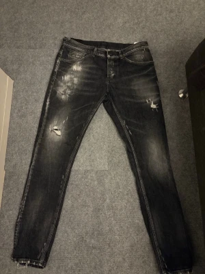 Dondup jeans - Säljer ett par Dondup jeans. Aldrig använda. Skicket är helt nya 