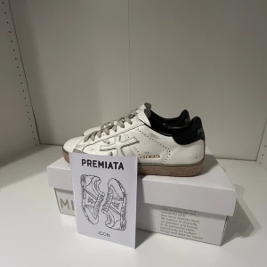 Premiata  - Säljer ett par stilrena Premiata sneakers. Lite använda men fortfarande i väldigt fint skick. Lite lätt creasade framtill från normal användning, inget som påverkar helhetsintrycket. De slitna detaljerna är en del av Premiatas design och ska se ut så från början.  Riktigt snygga och bekväma sneakers som passar till det mesta.  Hör av dig vid intresse!