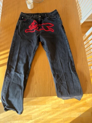 Ice cream running dog jeans - Köptes förra våren i london använts 2 gånger sen dess så de är i helt nytt skick. Nypris på Zalando är 2000