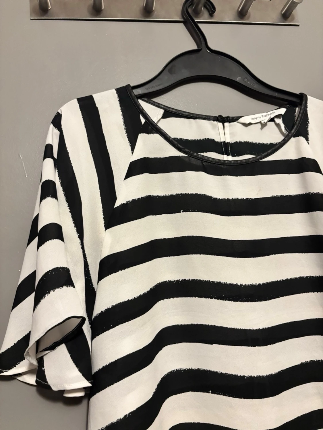 Randig svartvit blus med vida ärmar KappAhl - 1