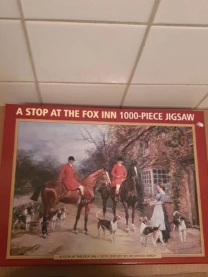 A Stop at the Fox Inn pussel 1000 bitar - Säljer ett pussel med motivet 'A Stop at the Fox Inn' av Heywood Hardy. Pusslet har 1000 bitar och motivet visar ryttare i röda jackor, hästar och hundar framför ett gammalt värdshus. Perfekt för dig som gillar klassiska och detaljerade motiv.