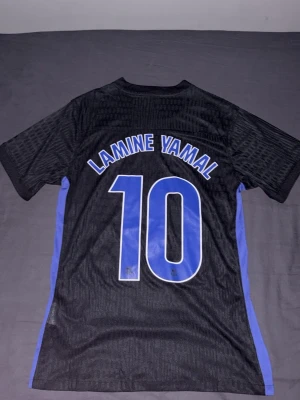 FC Barcelona Lamine Yamal spelarversion storlek L - Snygg fotbollströja från FC Barcelona med Lamine Yamal nummer 10 på ryggen. Passar bra nu till sommaren