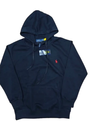 Polo Ralph Lauren hoodie - En riktigt go svart raffe hoodie passar den som är mellan 165-175 hör av er vid frågor 😉