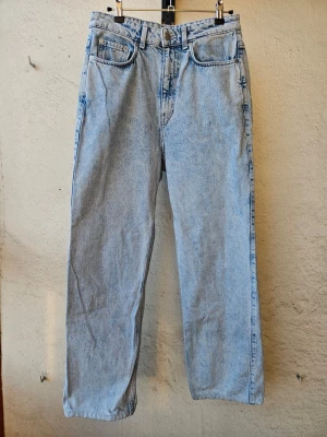 Weekday jeans - Ljusa high waist jeans från Weekday. Storlek W29L30 men uppsydda på längden för att passa mig som är ca 161 cm. Lite slitna längst nere, annars jättefint skick. 
