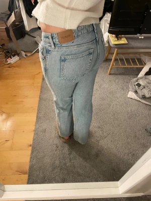 Ljusblå raka jeans från Weekday - Säljer ett par ljusblå raka jeans från Weekday som är lågmidjade. Jag säljer dom för att jag inte använder dom🩷🩷Storlek W27 L32