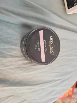 Miss Fancy Builder Gel Perfect Pink - Builder Gel från Miss Fancy i nyansen Perfect Pink. Gelen kommer i en rund svart burk och är avsedd för UV & LED härdning. Perfekt för att bygga och förstärka naglar med en naturligt rosa ton. Innehåller 50g gel och har en krämig konsistens. Lite använd