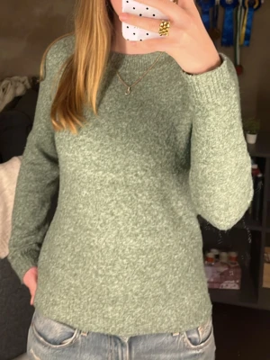 Grön stickad tröja - Säljer superfin stickad tröja från Vero Moda! Inte använd särskilt mycket alls men är bara pyttelite nopprig på vissa ställen. 💗