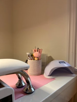 UV-lampa och nagelverktyg i set - Säljer ett sett som är perfekt för nybörjare som vill börja med naglar! Har bland annat 2 helt nya uv lampor från nagelexperten, elfil, utsug, massa geler, engångsfilar, armstöd, massa dekorationer, mängder med färger mm. Köpte allt för ca 11,000kr men har nu tröttnat, säljer helst som kitt men kan sälja separata saker också. 