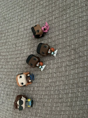 Stranger Things kinder joy BYTE - BYTESHANDEL - bor sthlm men kan även skicka. De jag inte har: Max upside down, Dustin, Dustin upside down, Mike, Will, Vecna, Eleven upside down ! Annars säljs en för 15. MAX OCH ERICA SÅLDA