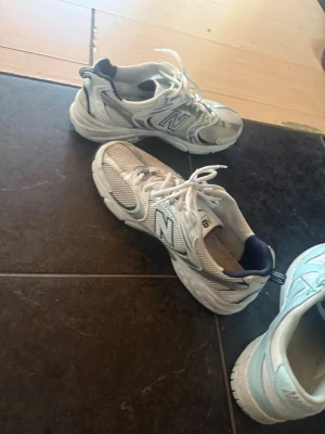 Vita New Balance sneakers med mesh - Ett par newbalance som jag aldrig använder, har använt dom typ 3 gånger. Storlek 43 