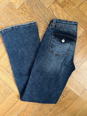 Mörkblå bootcut jeans - Snygga mörkblå bootcut jeans mef pockets i fint skick 