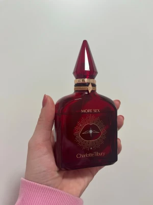 Charlotte Tilbury More Sex parfym - Säljer en lyxig parfym från Charlotte Tilbury, More Sex. Nämligen en av Hanna Fribergs signatur dofter. Har andvänt lite av den men finns massor kvar, se bild för hur mycket de finns kvar.