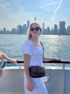 Klänning Altar’d State M - Vit, blommigt mönster klänning med puffiga ärmar. Köpt på Altar’d State i chicago. I Ryshen vid bröstet är det trådar som gått upp, mek det påverkar inte funktionen och det syns nästan inte  köpt fär 88 dollar 