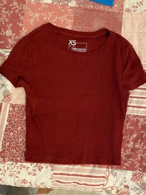 Croppad vinröd tshirt - Croppad vinröd tshirt. Använd 1 gång 