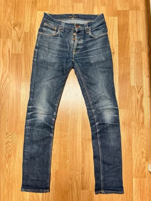Nudie Jeans Grim Tim selvedge jeans - Säljer nu dessa feta Nudie Jeans Grim Tim selvedge jeans med sjuk fade! Storlek 30/32 och mycket bra skick! Skriv gärna vid frågor! 👌