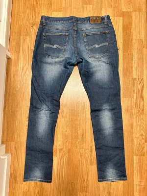 Nudie Jeans Dry Selvedge Japan jeans - Säljer nu dessa nudie jeans thin Finn med en sjuk fade! Storlek 36/33 och är dry japan model som är mycket sällsynta! Mycket bra skick, skriv gärna vid frågor!👌