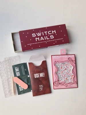 Switch Nails nagelkit & nail stickers - Tom ask, Nagelkit från Switch Nails med nagelfil, träpinne, gluetabs,  nagelstickers med motiv som hjärtan, rosetter, polkagrisar och snöflingor i rött, vitt, rosa och silver. Obs! Har använt 2 st stickers