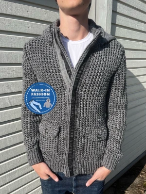 Stickad cardigan  - Tja! Säljer nu denna sjukt snygga stickade cardigan från klixs. Skick 8.5/10 riktigt bra utan synliga defekter. Modellen är 181 men passar allt mellan 175-186. Hör av er vid frågor!