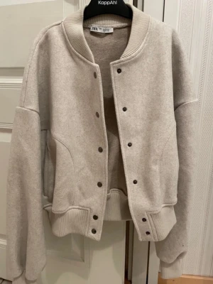 bomberjacka från Zara - Snygg bomberjacka från Zara i storlek s