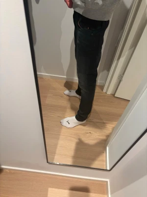 Mörkblåa jeans från Jack & Jones - Sökjer ett par marinblåa jeans från Jack & Jones, modell och storlek finns i bilderna. Hör av er vid eventuella frågor!