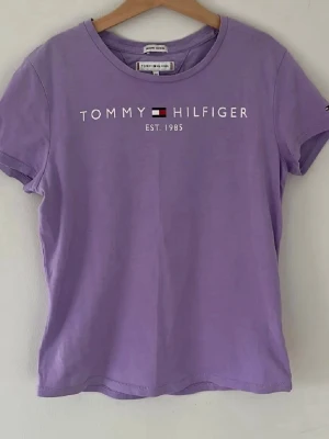 Lila t-shirt  - Supercool Lila t-shirt från Tommy hilfiger!!