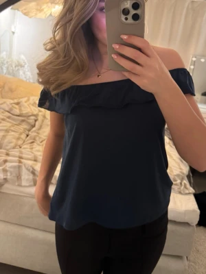 Volangtopp mörkblå - Säljer denna superfina volangtopp från Hm💓😙😙 Står att den är i storlek 158/164 men jag skulle säga storlek S💓🤗🤗