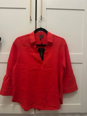Vero Moda Röd Blus - Med prislapp på fortfarande. Den är i storlek XS, men passar även S♥️