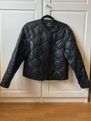 Svart pufferjacka från mango - Snygg svart vår pufferjacka från mango med vågigt quiltat mönster och rund halsringning🌸🌸