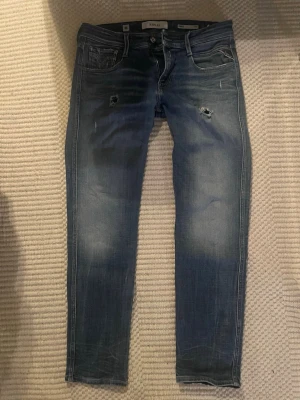Replay anbass  - Ett par snygga blåa replay jeans i modellen anbass. Storlek w30 L32