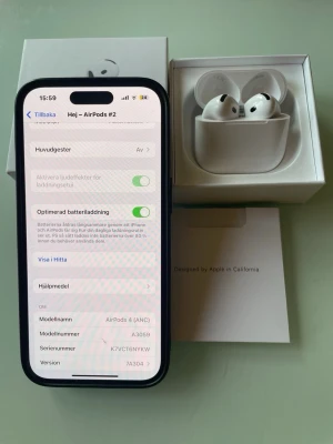 Apple AirPods 4 ANC trådlösa hörlurar - Säljer ett par vita Apple AirPods 4 med Active Noise Cancellation. De är trådlösa in-ear-hörlurar i snygg och stilren design med laddningsetui. Tillverkade i plast och levereras med originalförpackning och manual.