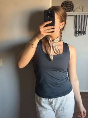 Blå grå two-way topp - Säljer denna blå/grå two way topp! Går att ha med rund halsringning eller hög. Perfekt att matcha med olika accessoarer och passar till många olika outfits. Materialet känns mjukt och stretchigt, vilket gör den bekväm att bära och ett två i ett plagg⭐️