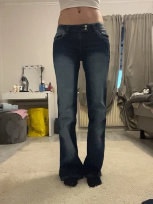 Mörkblå bootcut jeans med broderad ficka - Säljer ett par mörkblå bootcut jeans med snygg tvätt och broderad detalj på bakfickan. Aldrig använda(nypris 400) 