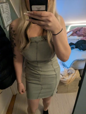 Axelbandslös jeansklänning - Kort jeansklänning i ljusblått denimtyg. Prislappen är kvar och aldrig använd. 😊