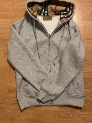 Grå zip burberry - Grå zip burberry rep, strl L men sitter som M