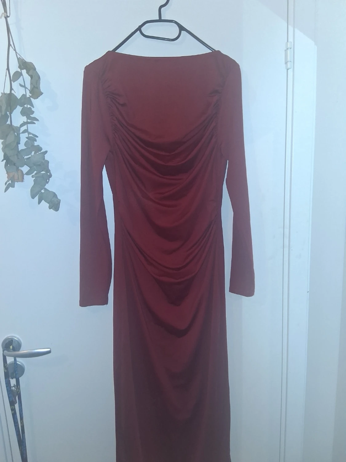 Vinröd långklänning med rynk