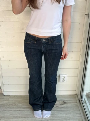 Mörkblå Wrangler jeans - Mörkblå wrangled jeans i stroken S