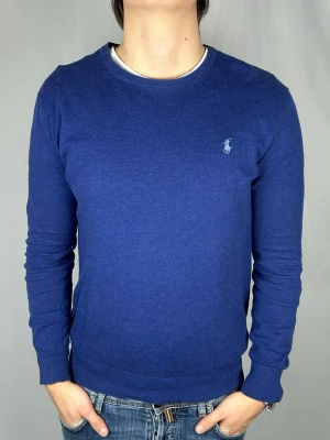 Ralph Lauren Finstickad Tröja - Size: M Skick: 8.5/10, väldigt bra, lätt använd, enda defekten är ett litet hål på ena ärmen som knappt syns. Retail pris: 2000kr (+). Modellen är 185cm och väger 78kg. Hör av dig vid frågor eller funderingar 