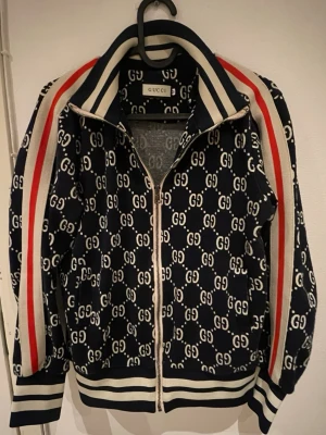 Gucci tröja  - Gucci tröja säljs i befintligt skick skickas samma dag frågor osv->dm