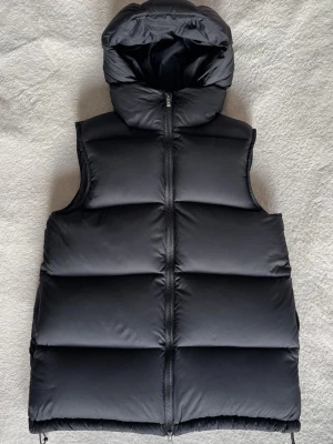 Svart Aim’n dun/pufferväst | Storlek S | Nyskick 🖤 - Säljer en snygg och varm pufferväst från Aim’n i storlek S. Sportig & trendig modell med huva och blank finish som passar perfekt till både vardag & träning. Jackan är lätt men värmande tack vare dunfyllning & är perfekt nu till våren.  ✨ Detaljer: • Märke: Aim’n • Storlek: S • Färg: Svart • Modell: Puffer / dunjacka • Fyllning: 90% dun / 10% fjäder • Material: 100% nylon • Huva: Ja • Skick: Väldigt fint skick  Nypris ca 2300 kr. 💰 Pris: 749 kr Priset kan självklart diskuteras, buda 🌸