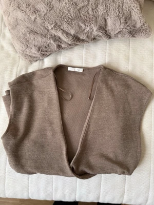 Brun topp - Zara - Stilren brun topp från Zara i mjuk, tunnstickad kvalitet. Perfekt att bära med kostymbyxor eller jeans! Använd fåtal gånger då jag inte gillade den jättemycket. Nypris: 400