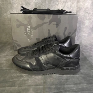 Valentino rockrunners  - Mycket fint skick | Size 41 passar även 42  | box dustbags och extra snören medföljer | fraktar spårbart inom 24 timmar |  för att köpa klicka ” köp nu” | vid frågor skriv ett meddelande |