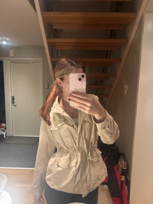 Ljusrosa vår jacka från Ellos - Jacka från ellos, är ljusrosa men syns tyvärr inte så bra på bilderna, går att reglera om den ska sitta tajt eller inte runt midjan, fin till våren och hösten🥰